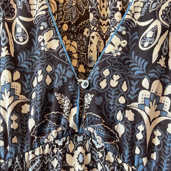 XiRENA Blue and White Patterned Midi Dress - Picture 3 of 6